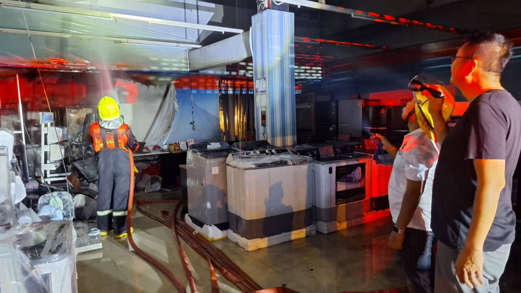 ปทุมธานี ไฟไหม้ร้านขายเครื่องใช้ไฟฟ้าชื่อดัง