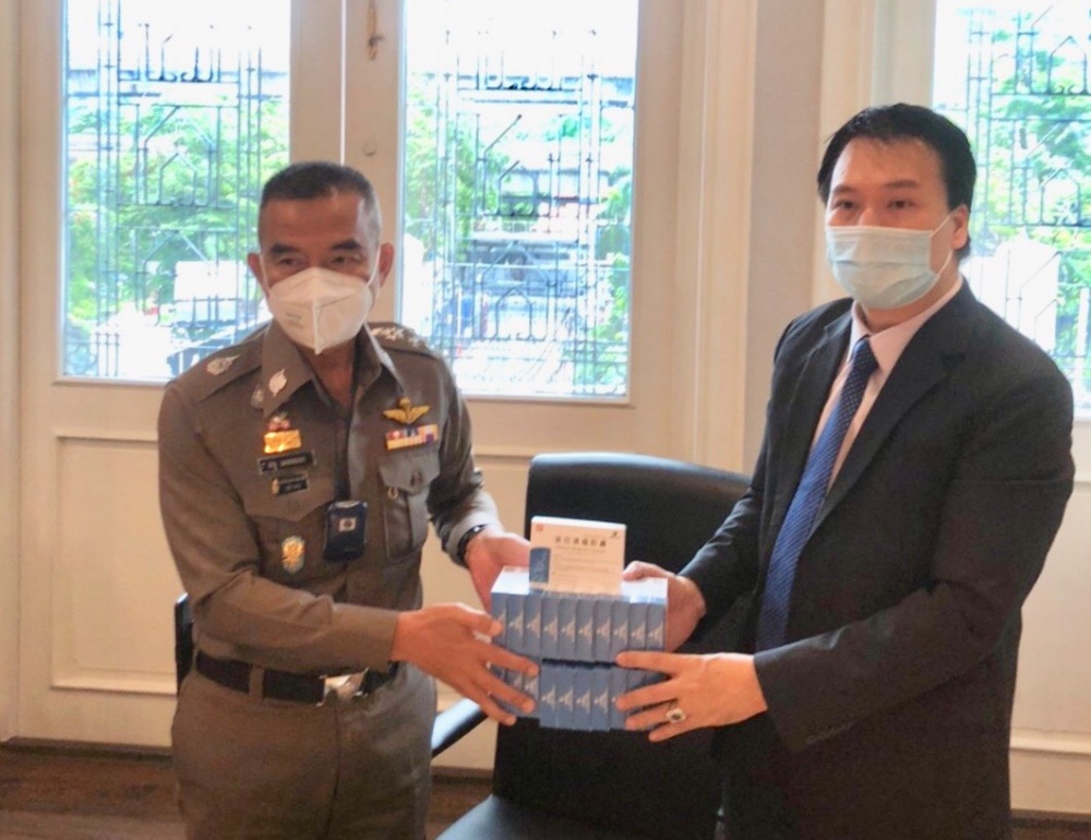 มอบ "เหลียนฮัว ชิงเวิน" ให้ รอง ผบ.ตร. ใช้ป้องกันโควิด-19 ขณะ ปคบ. ลุยจับยาปลอม พบวางขายเกลื่อนตลาด