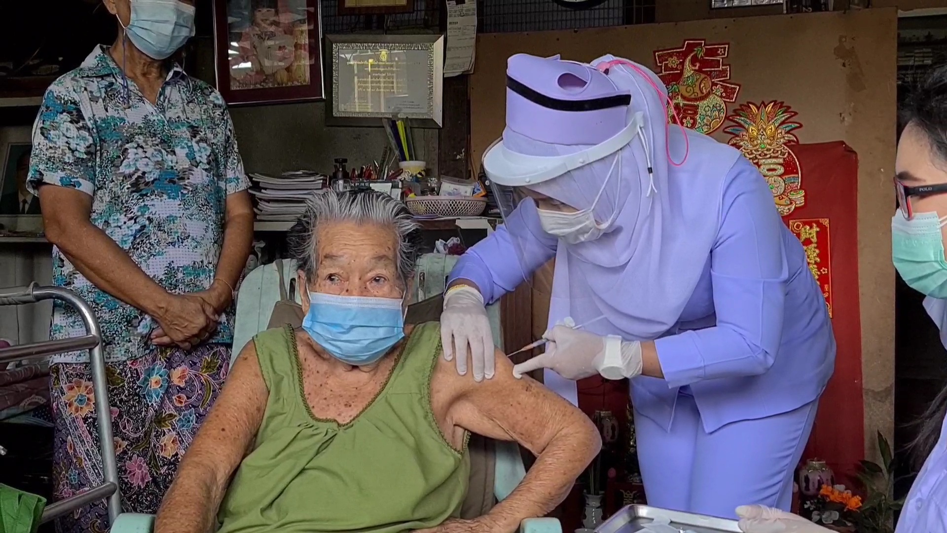 รถบริการวัคซีนเคลื่อนที่ รพ.รามัน ฉีดวัคซีนให้คุณยายวัย 94 ปีรายแรกของอำเภอรามัน