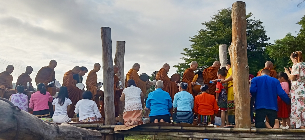 วัดภูสมะณาราม จัดพิธีทำบุญตักบาตรในเทศกาลออกพรรษา บนสะพานซูตองเป้