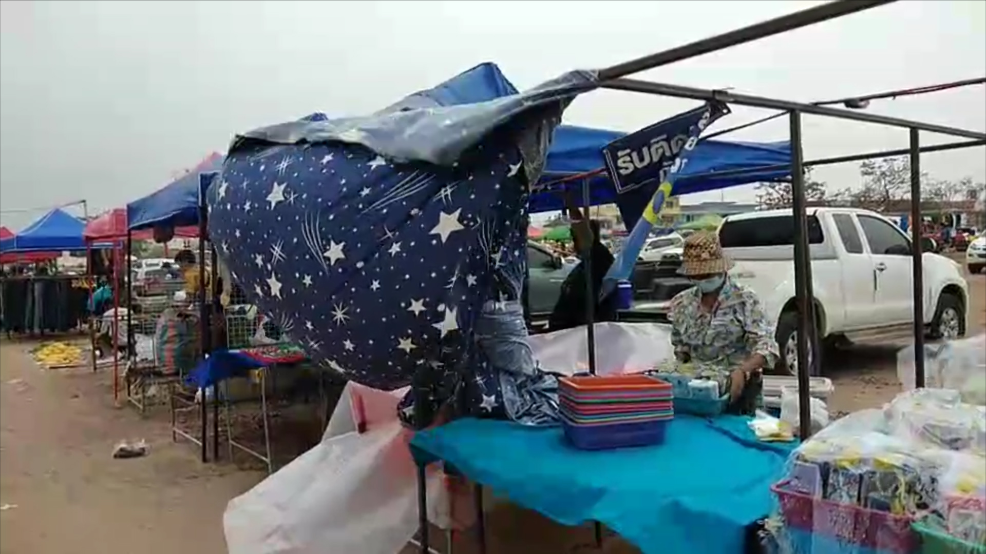 เกิดพายุลมแรง พัดถล่มร้านค้าที่ตลาดคลองถมสถานีรถไฟหนองคายนับร้อยร้าน 