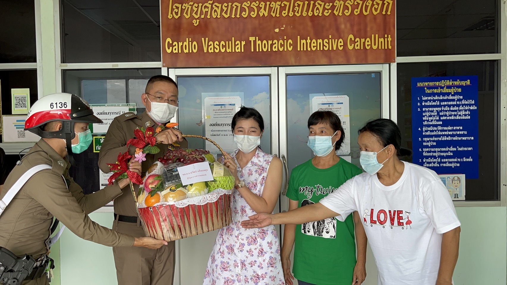 บิ๊กปั๊ด มอบ โฆษก ตร. เข้าเยี่ยมช่วยเหลือตำรวจถูกแก๊งชาวจีนยิงสาหัส 
