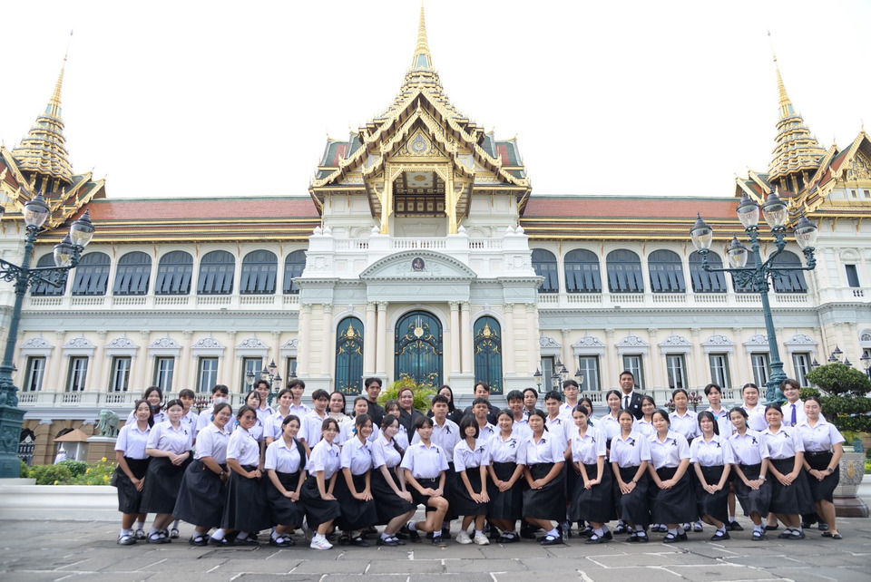 คณะครู–นักเรียนประโคนชัยพิทยาคม พร้อมชาวจังหวัดตาก เข้ากราบถวายบังคมพระบรมศพ "พระพันปีหลวง"