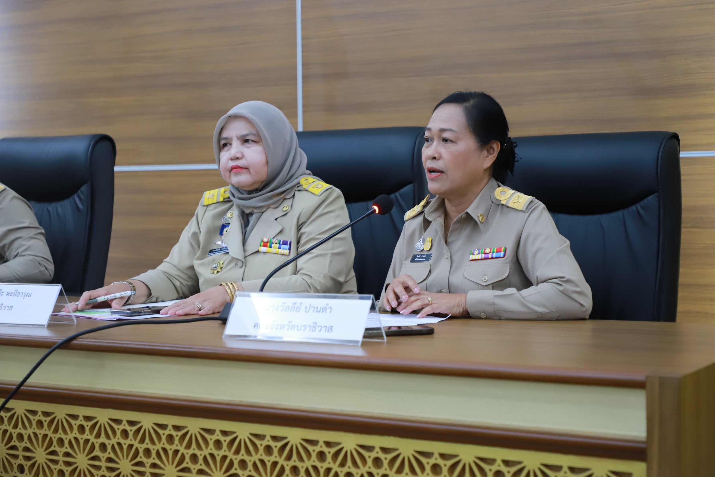 ผู้ว่าฯนราธิวาสนำแถลงภาพรวมล่าสุดเหตุโกดังเก็บพลุระเบิดที่มูโนะ  ยัน2 สามีภรรยายังอยู่ในประเทศเพื่อนบ้าน 