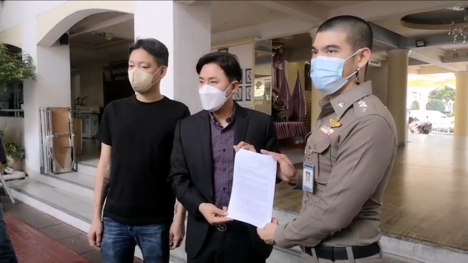 ทนายตั้ม​ พา​ "จิน" ร้อง​ บชน.​ขอให้รวมคดี​หมิ่นประมาท​ "กระติก-แซน" จาก​ 2​ สน.ให้เป็น สน.​เดียว