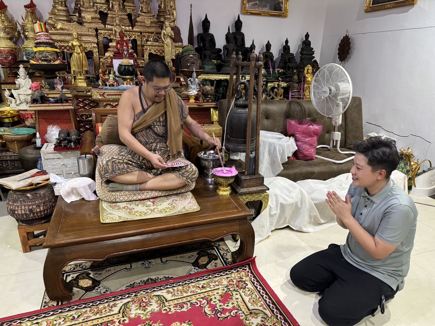 เจ้าของร้านอาหารชื่อดังจากลาวย่านปทุมธานีกราบขอพรขอโชคส่องอ่างน้ำมนต์อาศรมฤาษีเณร