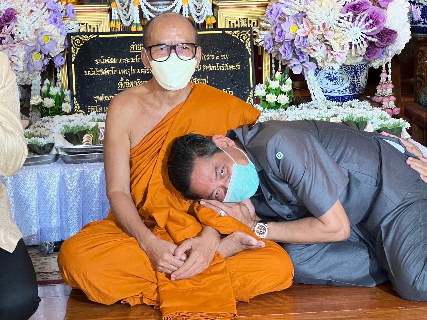 ผู้ว่าฯจากกัมพูชาศรัทธาแรงกล้า เปิดด่านเสร็จขอกราบหลวงปู่สรวง และบอกหลวงพ่อพุฒจะนำวัดไพรพัฒนาไปเป็นแบบอย่างพัฒนาวัดเขมร 