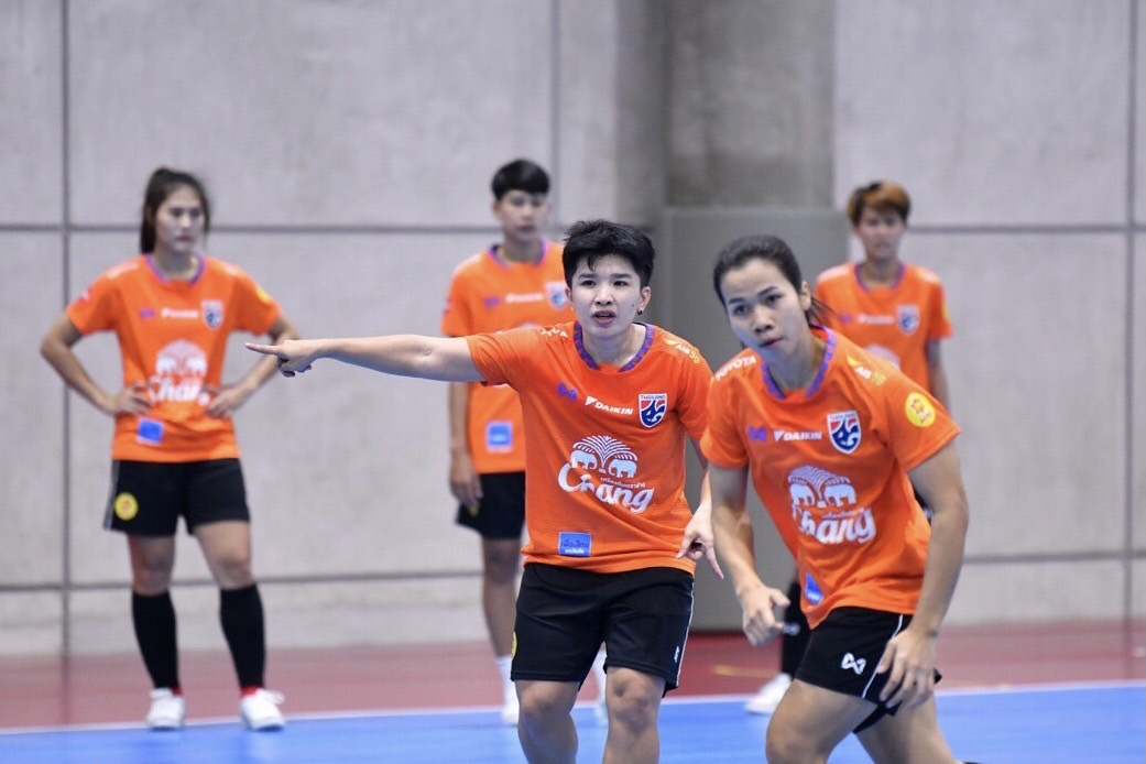 "โต๊ะเล็กชบาแก้ว" ติวเข้มเกมรุกปิดสกอร์-ลูกพาวเวอร์เพลย์ ก่อนอุ่นเครื่องทีมฟุตซอลหญิงม.ปทุมธานี 31 ส.ค.นี้