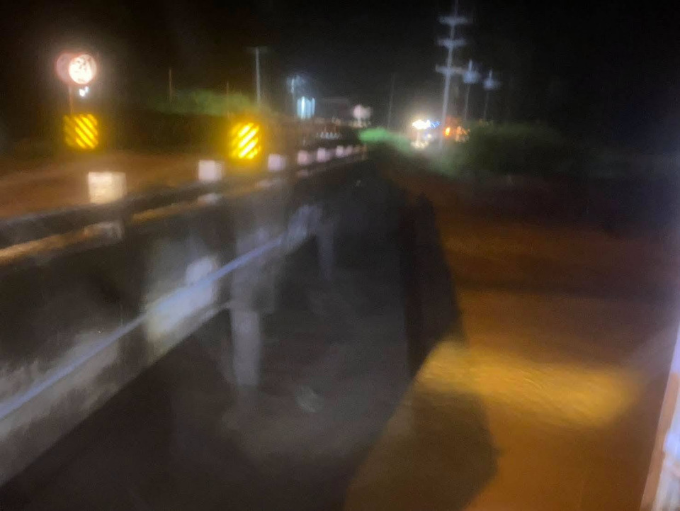 ด่วน! สะพานห้วยโป่งแม่ฮ่องสอนถูกตัดขาด น้ำป่ากัดเซาะคอสะพาน รถทุกชนิดผ่านไม่ได้