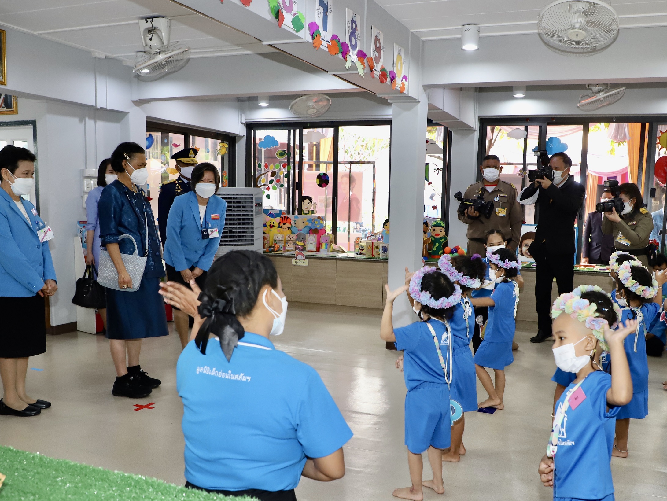 สมเด็จพระกนิษฐาธิราชเจ้า กรมสมเด็จพระเทพรัตนราชสุดาฯ สยามบรมราชกุมารี เสด็จพระราชดำเนินไปทรงเปิดอาคารบ้านศรีนครินทร์