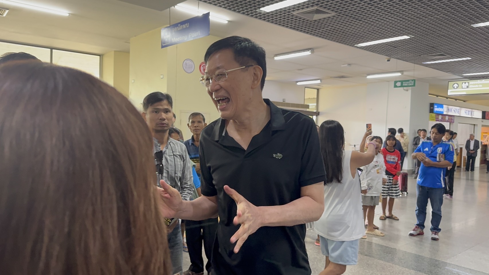 "ไพบูลย์"  โผล่สนามบินอุดรฯ ก่อน "ทักษิณ" ลงเครื่อง 1 ชม.บอกมากินมาม่า เผย “ฟิล์ม รัฐภูมิ“ ยังเป็นสมาชิกพปชร.