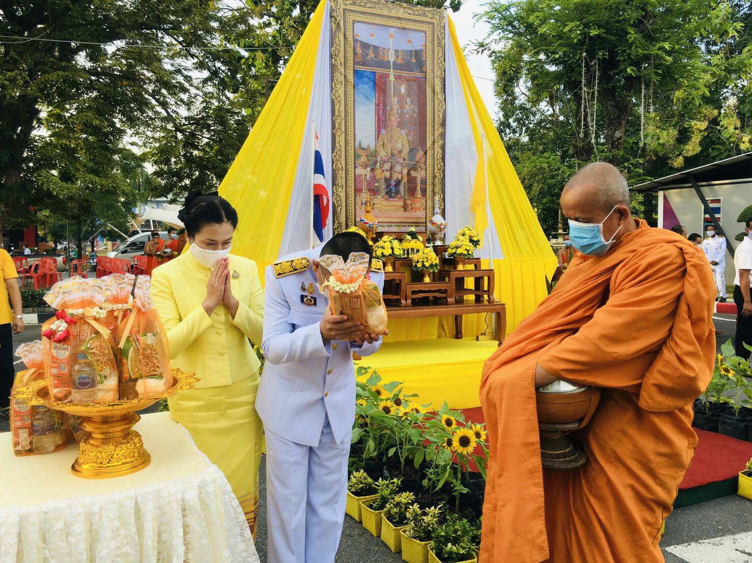 ผู้ว่าฯสตูล นำพสกนิกรทำบุญตักบาตรถวายในหลวงตามแนววิถีใหม่ พร้อมใจสวมเสื้อเหลืองแสดงความจงรักภักดี   