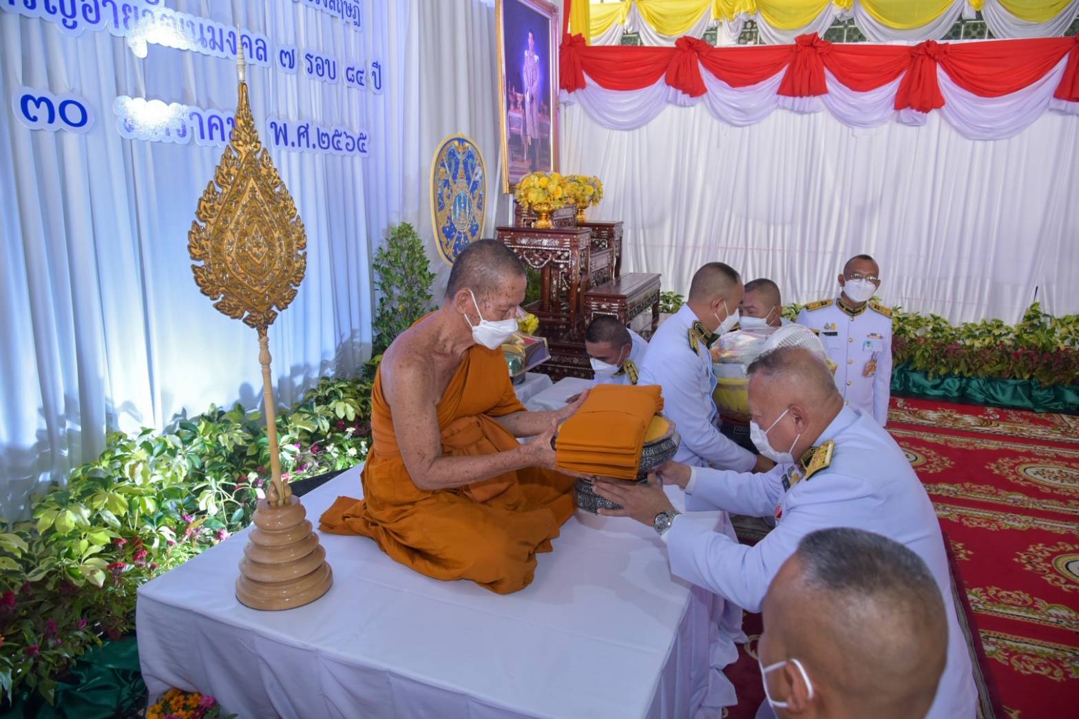 ในหลวง-พระราชินี โปรดเกล้าฯพระราชทานผ้าไตร น้ำสรง พร้อมเครื่องสักการะถวายแด่พระธรรมปริยัติมุนี
