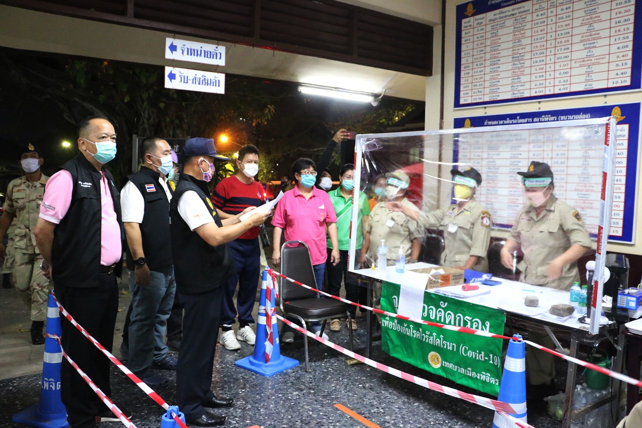 ปลัดจังหวัดพิจิตรตรวจเข้มตลาดนัดชาวบ้านลุ้นระทึกรอผลตรวจกลุ่มเสี่ยงร่วมงานบวชนาค