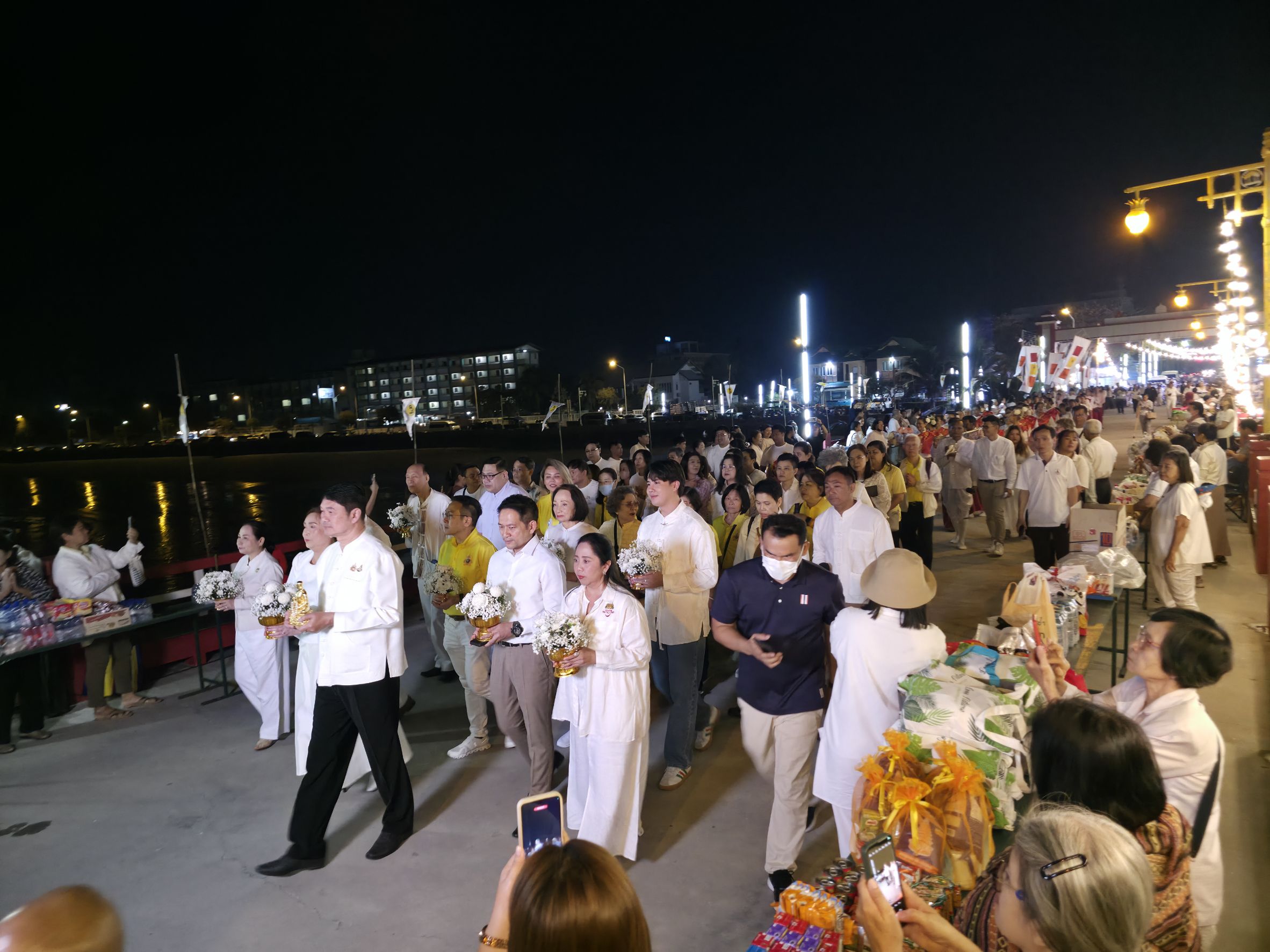 พุทธศาสนิกชนหลายพันคนจากทั่วสารทิศ ร่วมบุญ ‘ตักบาตรเพ็ญพุธพระอุปคุต’ ริมทะเลแห่งเดียวในไทย ในเช้าวันพระใหญ่ “มาฆบูชา”