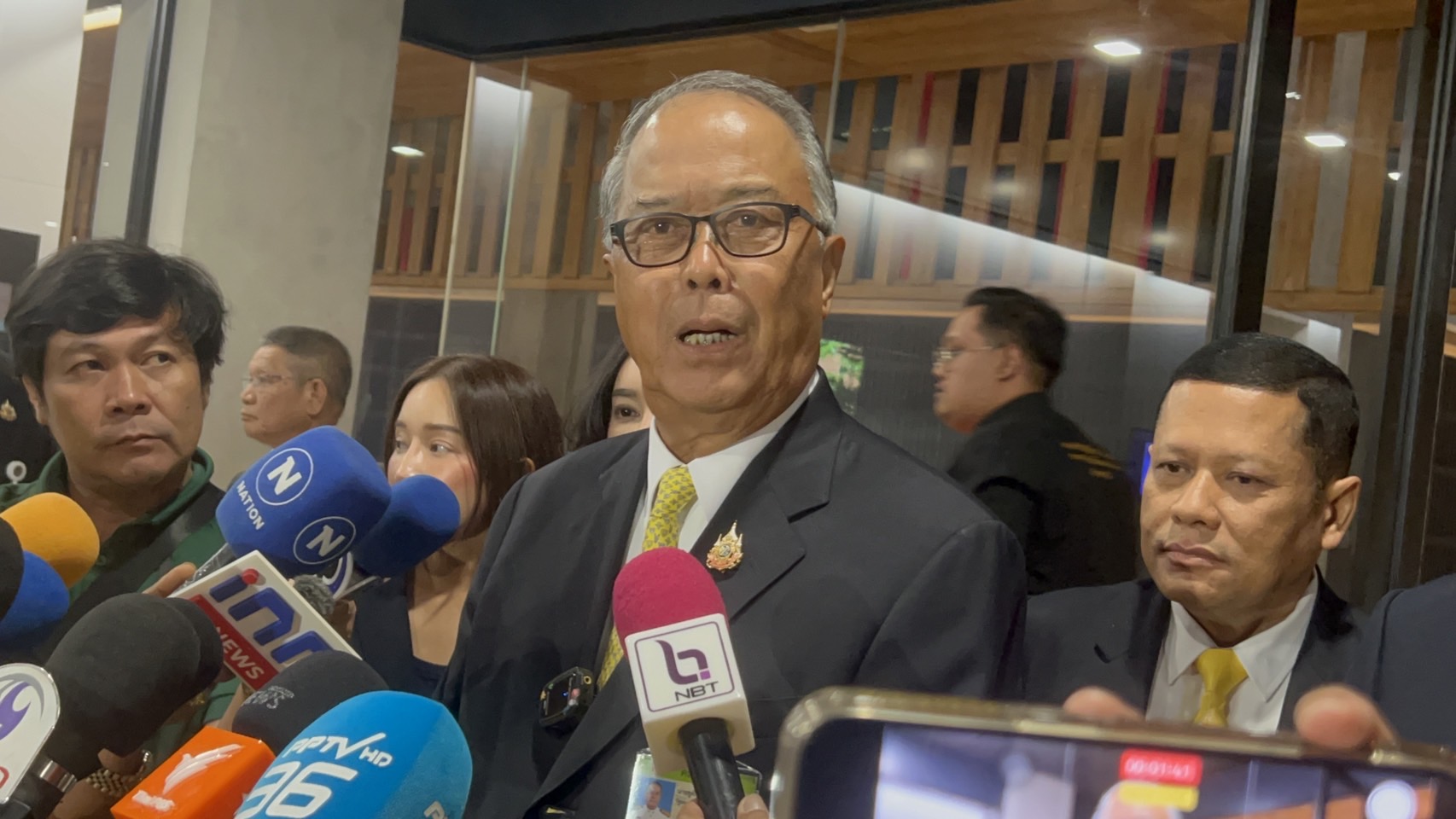 "ชูศักดิ์" ยัน "สุรพงษ์" จ่อฟ้องกลับ "นักร้อง" ข้อหาหมิ่นประมาท พ่วงประเด็นจริยธรรม "นายกฯ"