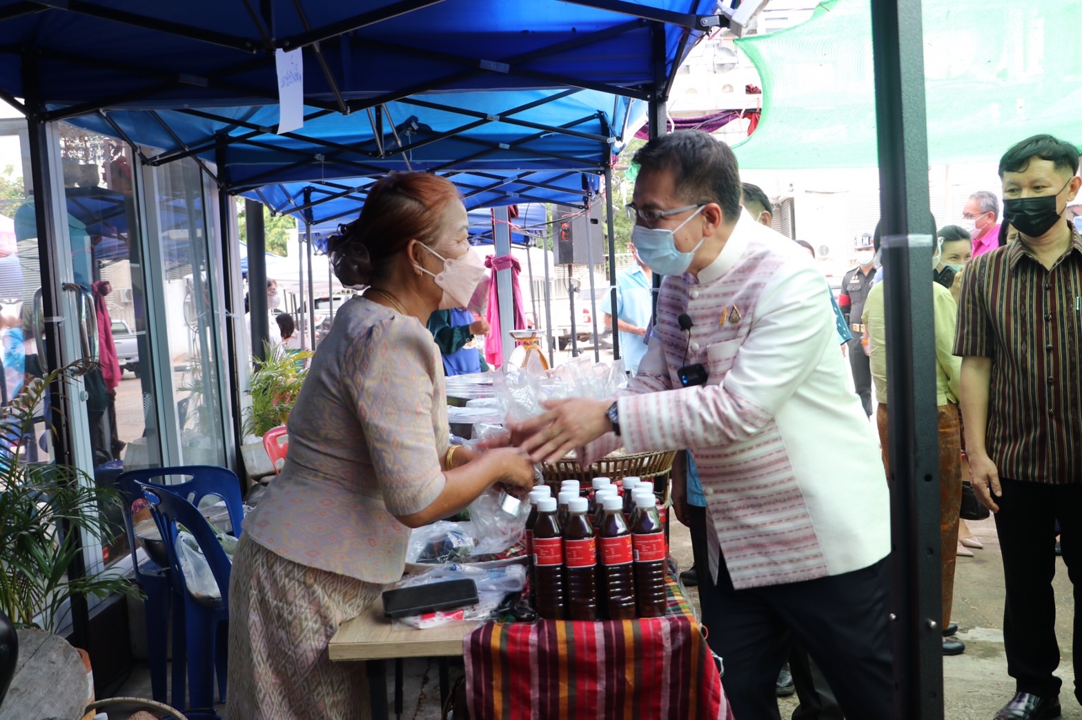 ผู้ว่าฯร้อยเอ็ดเยี่ยมชมบูธสินค้าในตลาดนัดชุมชน  หวังกระตุ้นเศรษฐกิจฐานราก 