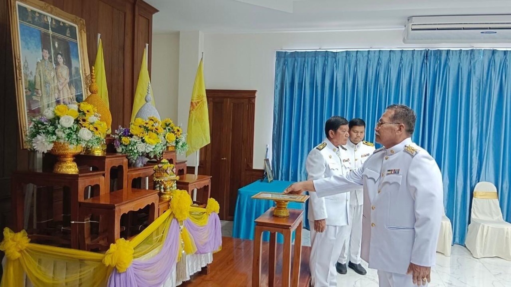 ทต.รำมะสัก จัดพิธีพระราชทานพระบรมฉายาลักษณ์ "ในหลวง-พระราชินี"