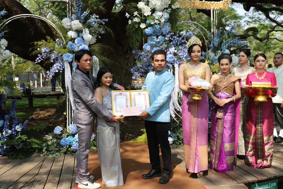 หวานใต้ร่มจามจุรี! กาญจนบุรีจัดจดทะเบียนสมรสวาเลนไทน์ 18 คู่ “ใต้ร่มพระบารมี ร่มจามจุรีแห่งความรัก” ดันแลนด์มาร์กดังสู่สายโรแมนติก