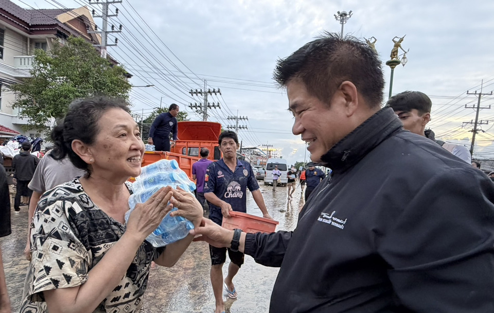 “ธรรมนัส” ระดมกำลังเกษตรฯ เคลียร์สะพานคลองอู่ตะเภา เปิดทางสัญจร-ใช้โดรนบินส่งอาหารช่วย ปชช.ติดค้าง