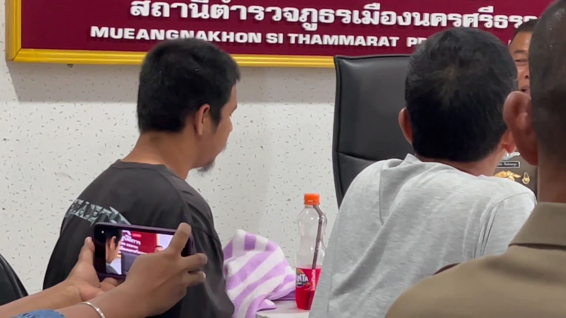 หนุ่มหึงโหด เห็นอดีตเมียนั่งซ้อนท้ายจักรยานยนต์ผัวใหม่ ชักปืนยิงดับ ก่อนเข้ามอบตัว ยอมรับเกิดอารมณ์ชั่ววูบ