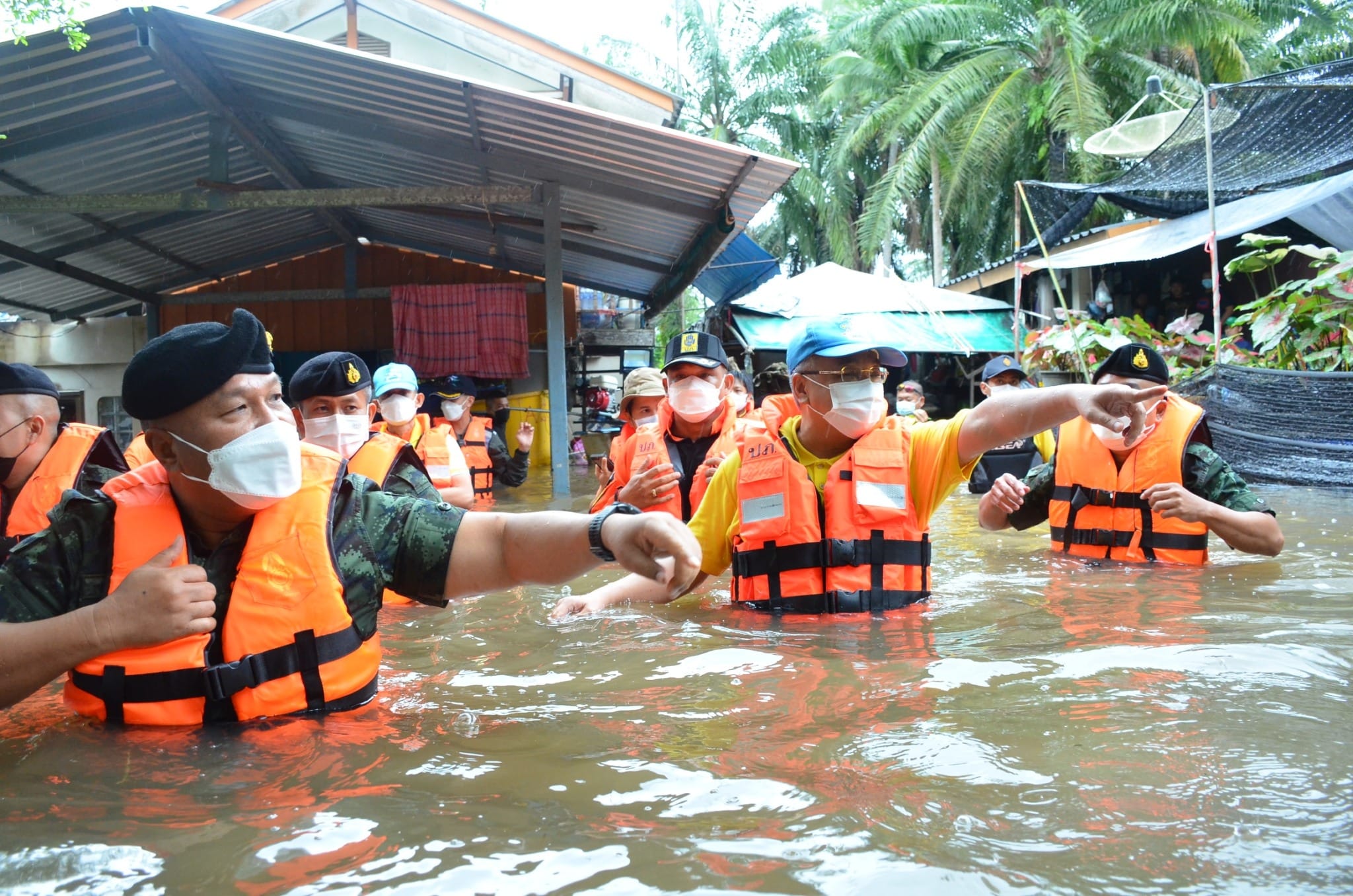 แม่ทัพภาค 4 จับมือ ผู้ว่าฯสุราษฎร์ ลุยน้ำสูงถึงคอ มอบของช่วยชาวบ้านน้ำท่วมล้อมหมู่บ้านที่พุนพิน