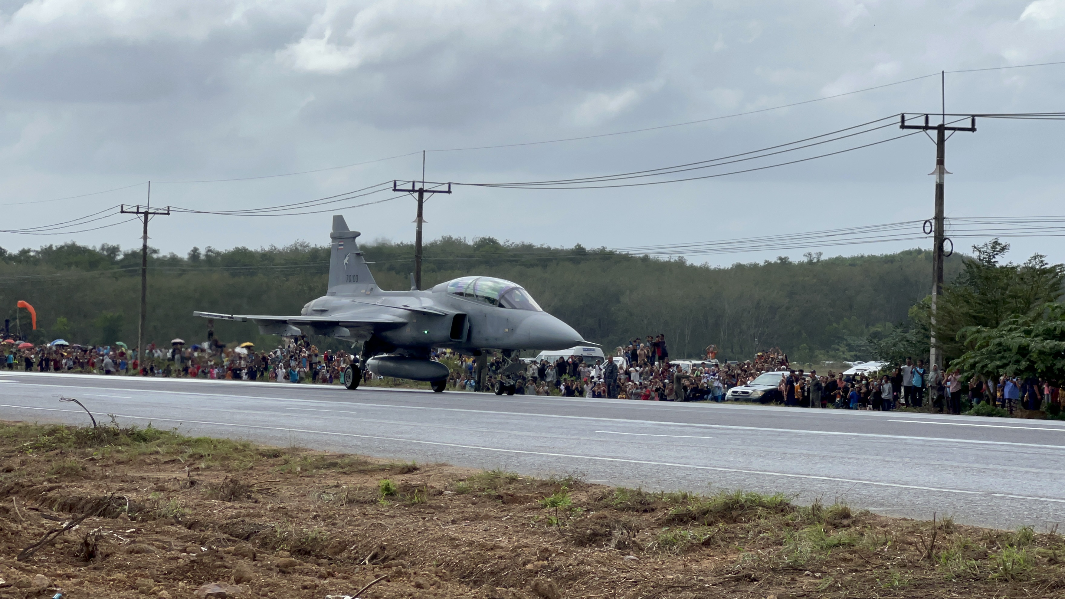 กองทัพอากาศ ทดสอบขีดความสามารถของเครื่องบินขับไล่ Gripen ขึ้นลงบนถนน ปชช.ในพื้นที่ให้ความสนใจอย่างมาก