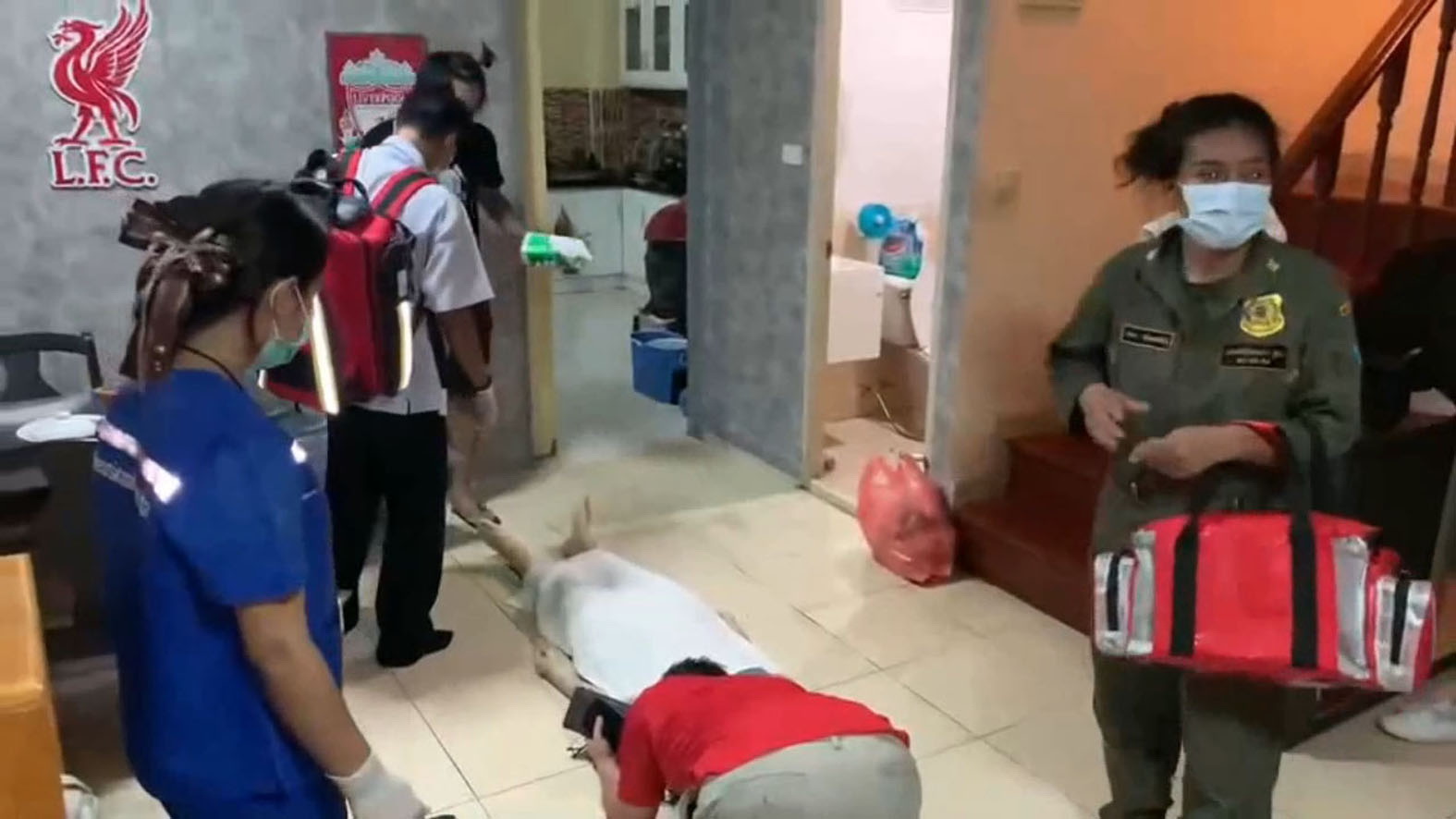 สามีกอดศพร่ำไห้ปานจะขาดใจ หลังภรรยากินปอเปี๊ยะเกิดท้องเสียดับคาห้องน้ำ 
