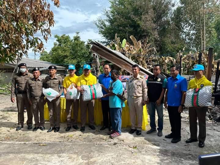 ผู้ว่าฯอุทัยธานี  มอบสิ่งของพระราชทานช่วยเหลือผู้ประสบอัคคีภัยในพื้นที่อำเภอบ้านไร่