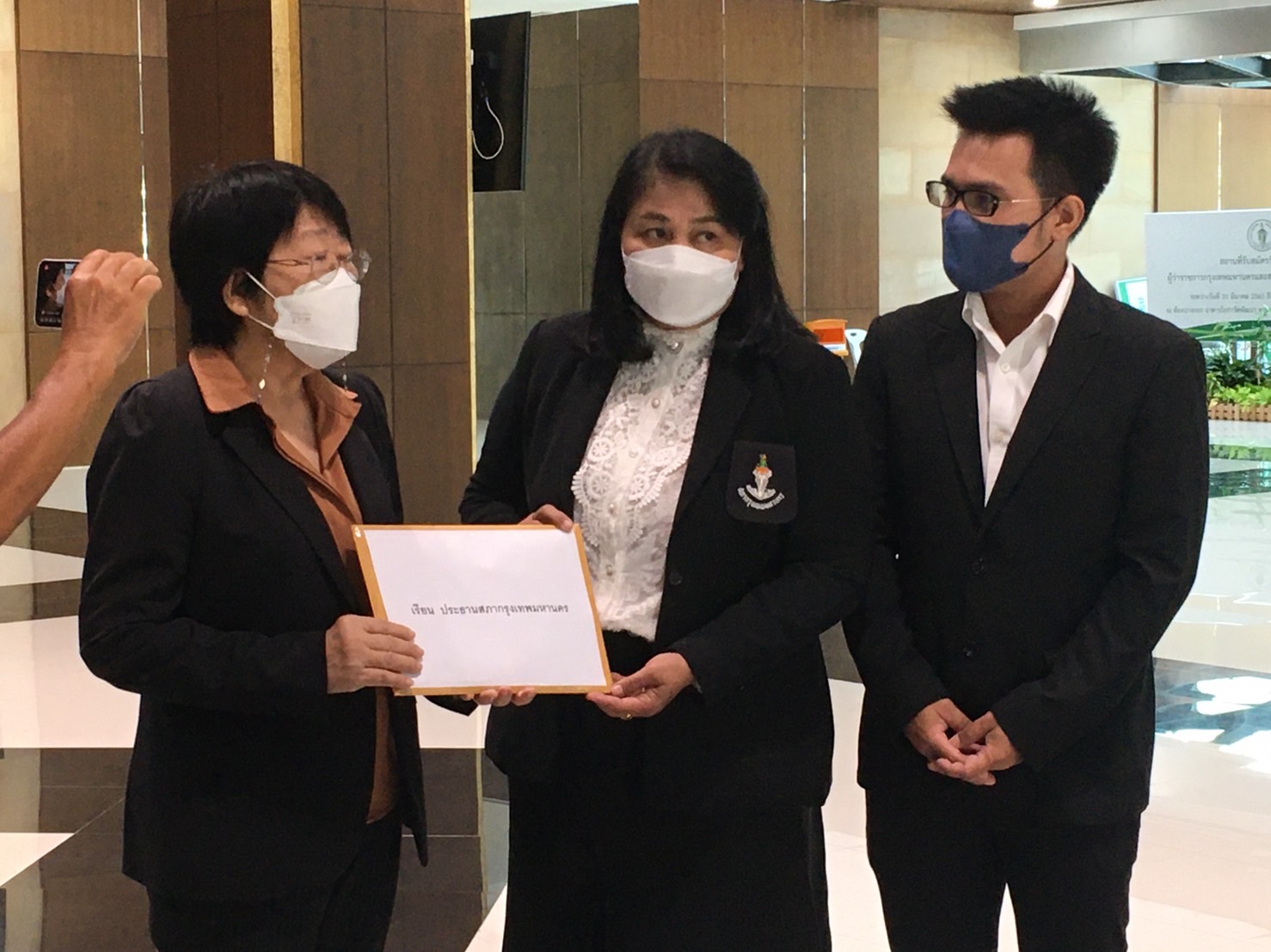 “รสนา” ยื่นหนังสือขอสภา กทม.ลงมติไม่รับหนี้บีทีเอส เชื่อเป็นกลอุบายบีบ กทม.ขยายสัญญา 