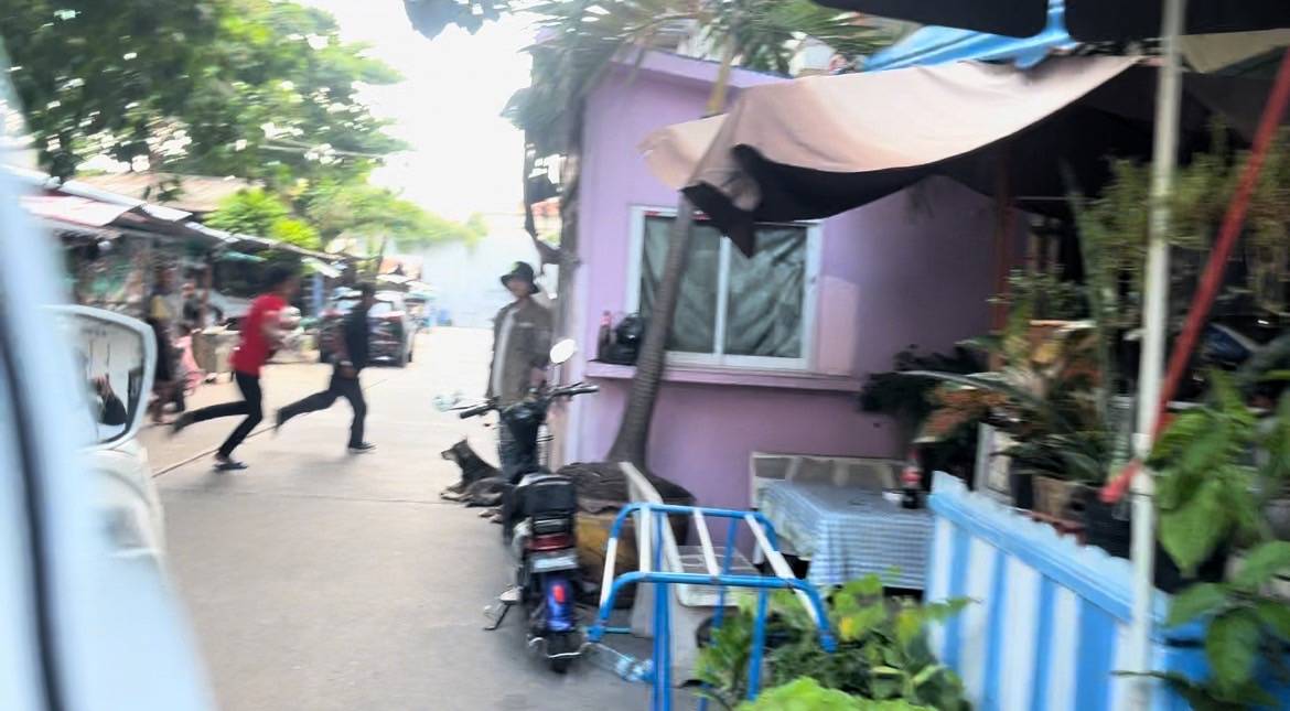 ตร.พัทยาบุกจับวงไฮโลเจอพ่อค้ายาเสพติดตกใจโปรยยาบ้า-ไอซ์วิ่งหนี