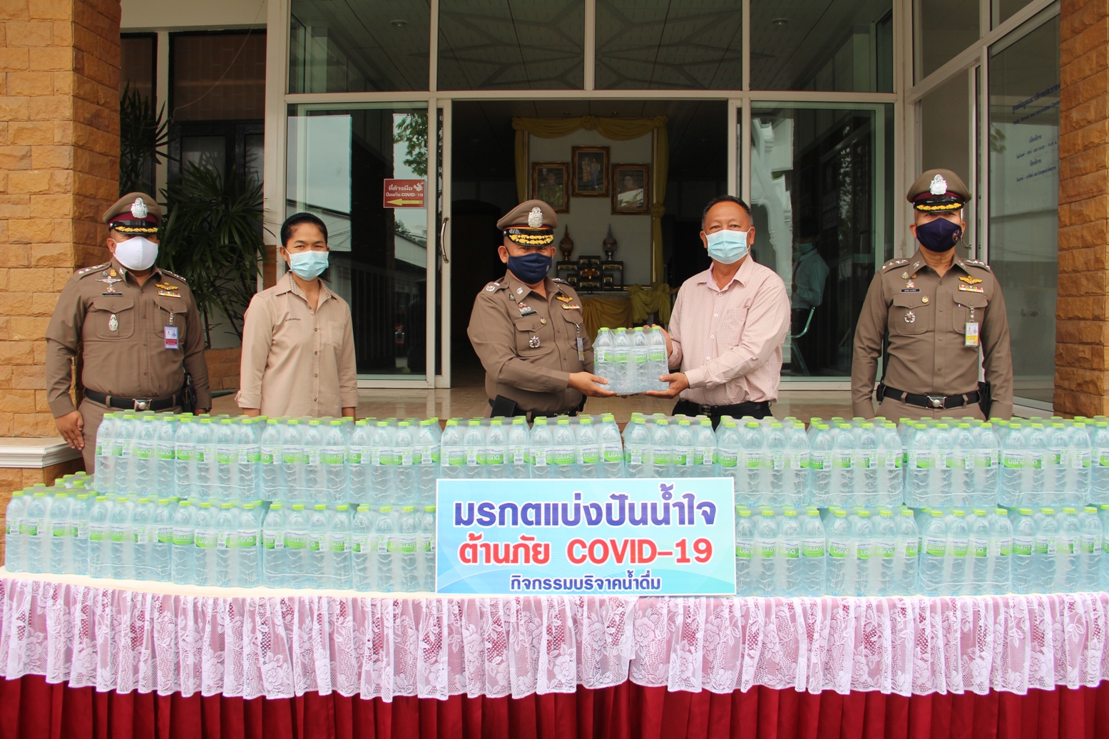 คนไทยไม่ทิ้งกัน!!ภาคเอกชน มอบน้ำดื่ม ให้ตำรวจบุรีรัมย์ แจกทุกโรงพัก ปฏิบัติหน้าที่ ป้องกันโควิด-19
