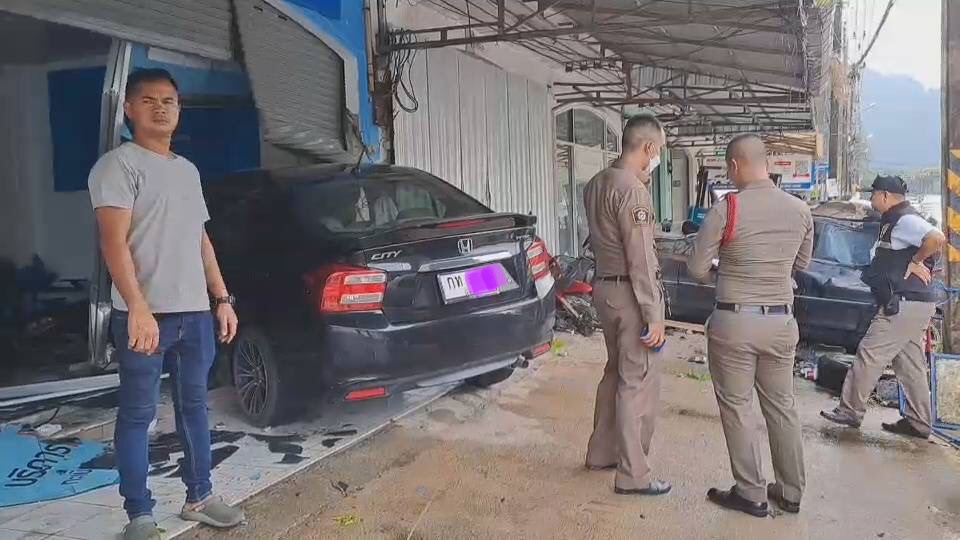 ฝนตกหนักถนนลื่น สาวพัทลุงขับเก๋งแหกโค้งพุ่งเข้าชนบริษัทไฟแนนท์ชื่อดังในเมืองพังงา วงจรปิดจับภาพชัด