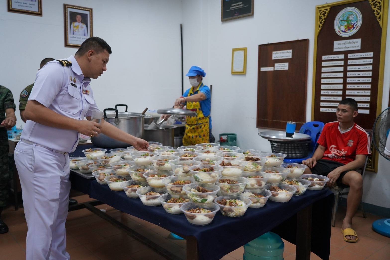 หน่วยบัญชาการต่อสู้อากาศยานและรักษาฝั่งจัดเลี้ยงอาหารมื้อพิเศษให้กับทหารกองประจำการ