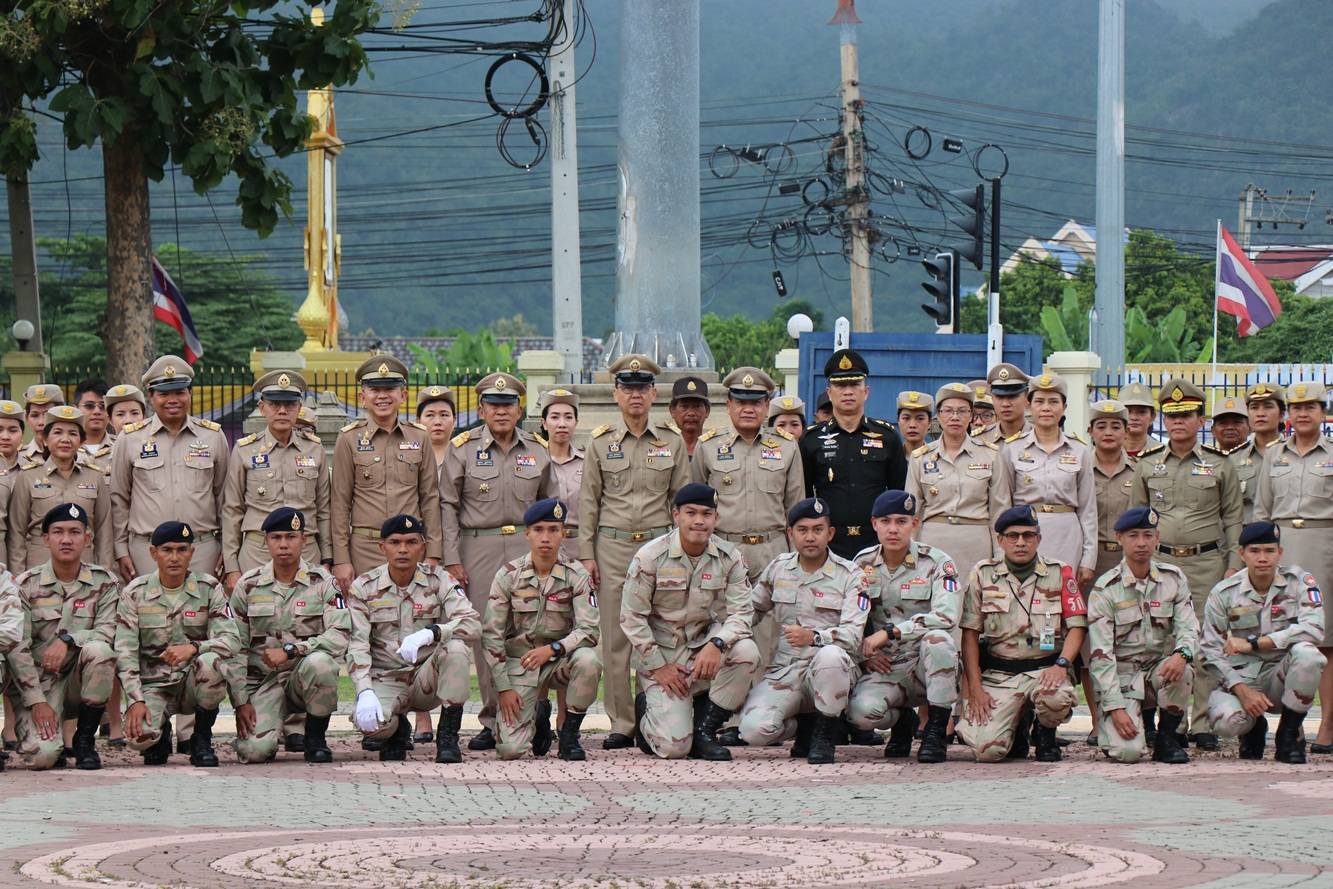 พ่อเมืองกาญจนบุรีนำส่วนราชการร่วมกันเคารพธงชาติ เนื่องในวันพระราชทานธงชาติไทย