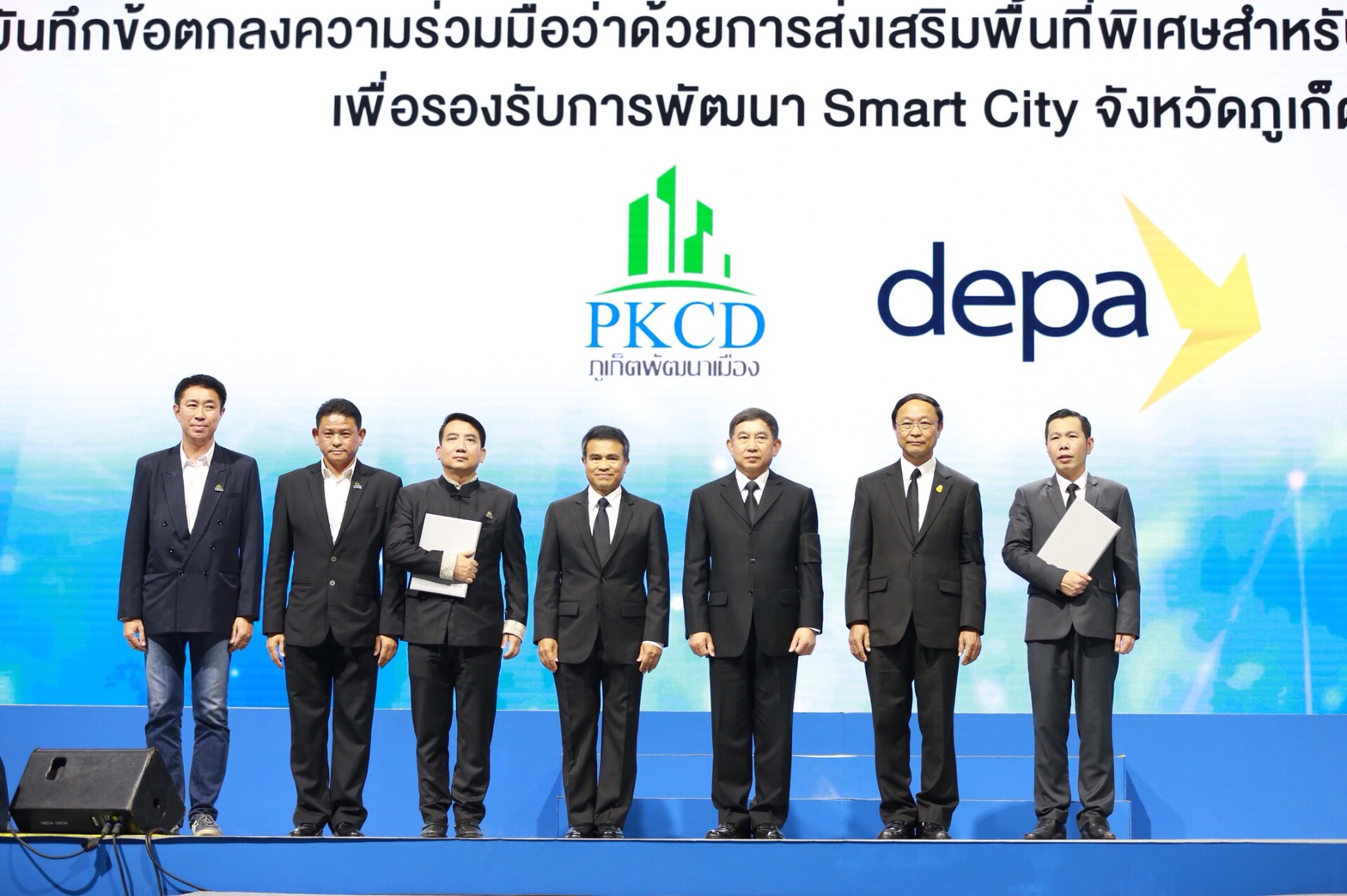 “ประจิน” ตั้งเป้าปี 61 เน็ตคลุมทั่วประเทศ กว่า7 หมื่นหมู่บ้าน “ก.ดีอี” จดปากกา MOU ตั้ง “GEN Asia” 
