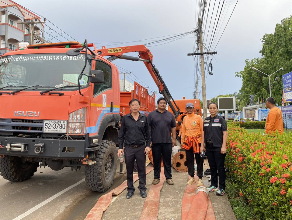 ขอนแก่นเร่งติดตั้งเครื่องสูบน้ำระยะไกล รับมือน้ำท่วมเขตชุมชนเมืองหลังพายุฝนยังคงตกลงมาอย่างมาต่อเนื่อง