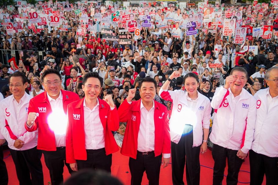 "พท." ถือฤกษ์ดีไหว้ศาลหลักเมืองขอได้ทั้งคนทั้งพรรค "ยศชนัน" เปิดเวทีใหญ่ลานคนเมือง "อิ๊งค์" ร่วมให้กำลังใจ 