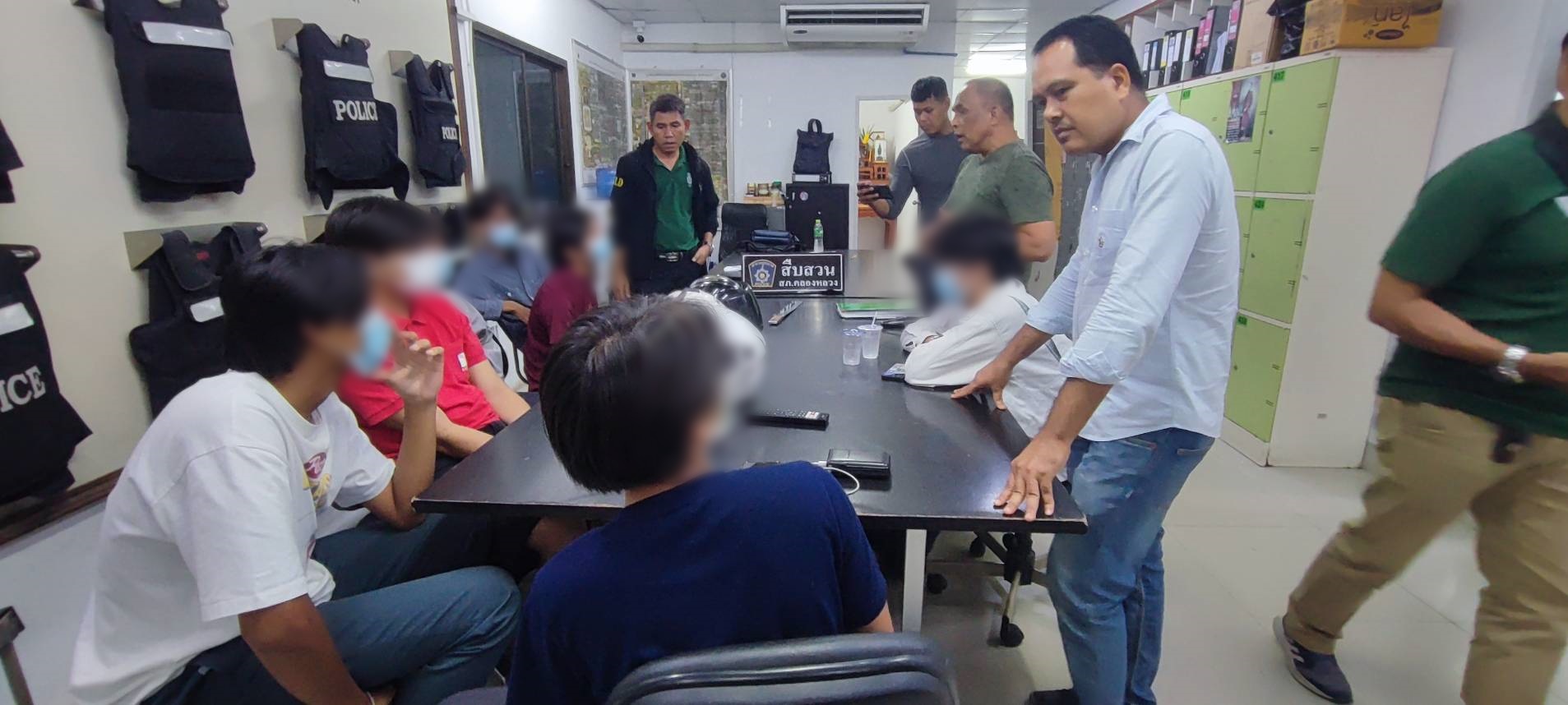 ปทุมธานี รวบ 9 เด็กอาชีวะ ไล่ฟัน นร.มัธยม บาดเจ็บ