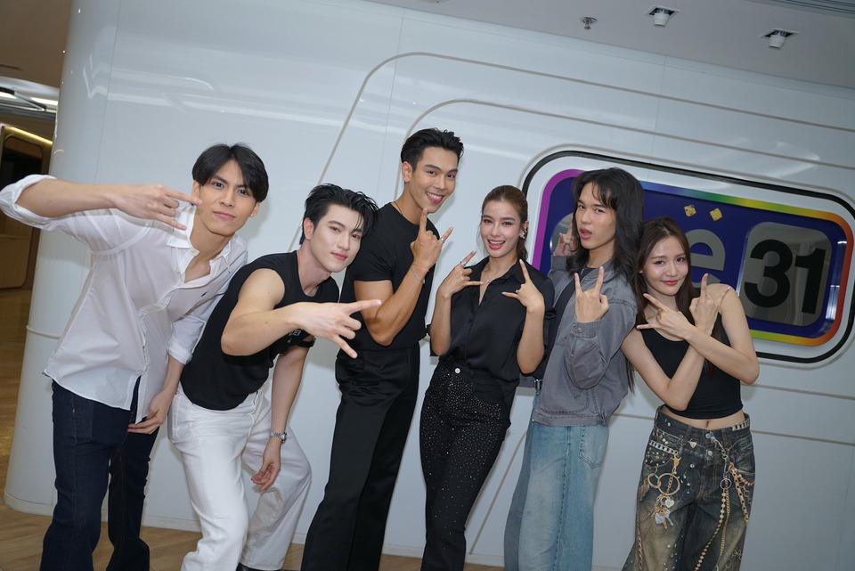 “หงสาวดี” ฟีเวอร์! แฟนคลับบุกตึกแกรมมี่ กรี๊ด “ตรี-วิว-ผิงผิง-อิน-โอเบย์-พูม่า” จัดเต็ม