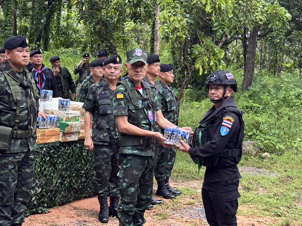 แม่ทัพภาคที่ 1 ตรวจพื้นที่สร้างกำแพงชายแดนกัมพูชา มอบขวัญกำลังใจทหารสระแก้ว