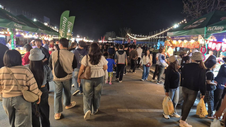 บุรีรัมย์คึกคัก! เคาท์ดาวน์สุดยิ่งใหญ่ พลุ 93 ชุด นับหมื่นร่วมฉลองปีใหม่