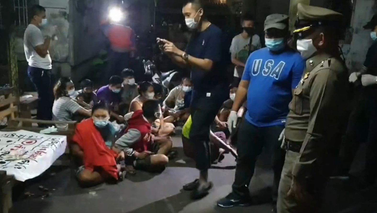 รวบ12แรงงานเมียนมาตั้งวงไฮโลหลังเลิกงาน