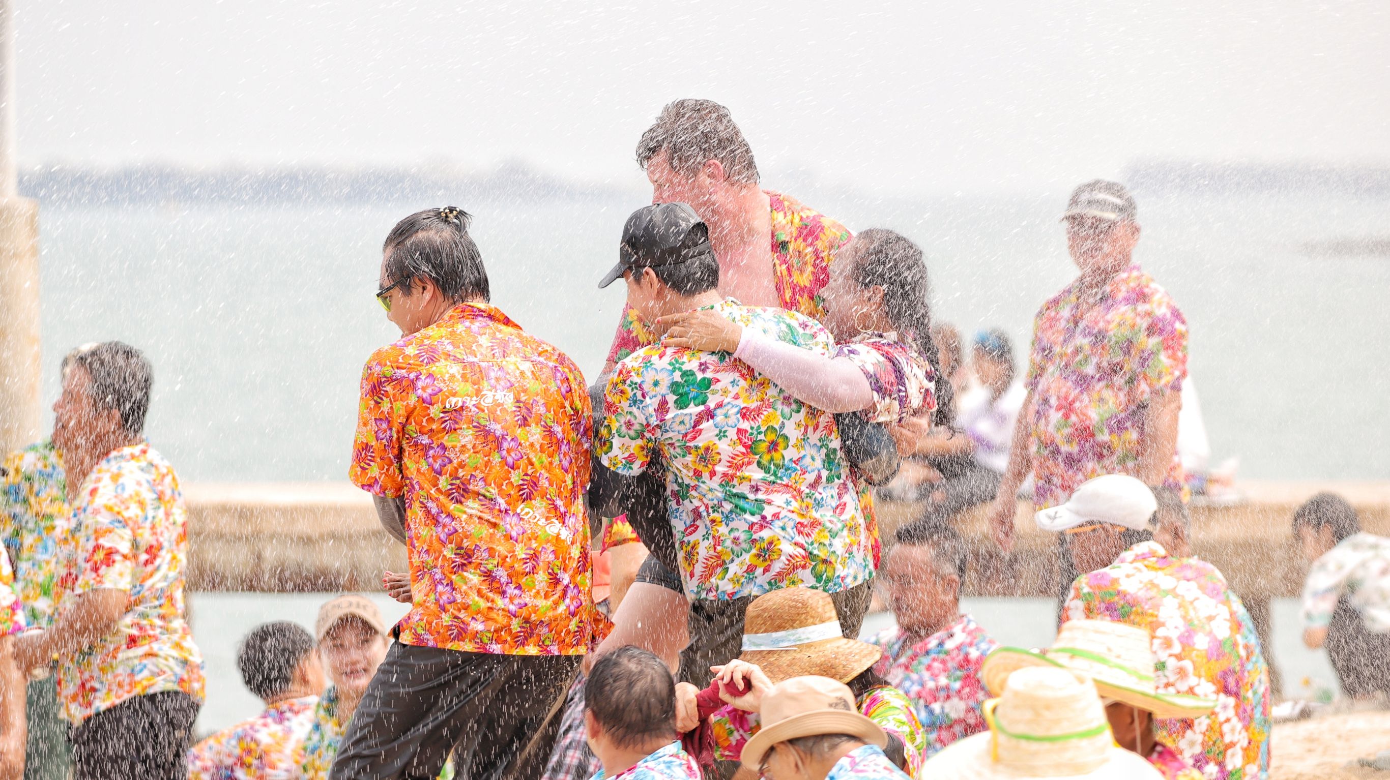 หนึ่งเดียว"เกาะสีชัง"ประเพณีเก่าแก่เทศกาลสงกรานต์"อุ้มสาวลงน้ำ"