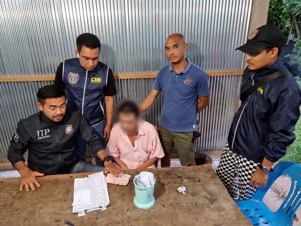 รวบเจ้ามือคาโต๊ะบอล พร้อมของกลางโพยพนันทายผลบอล-เงินสด