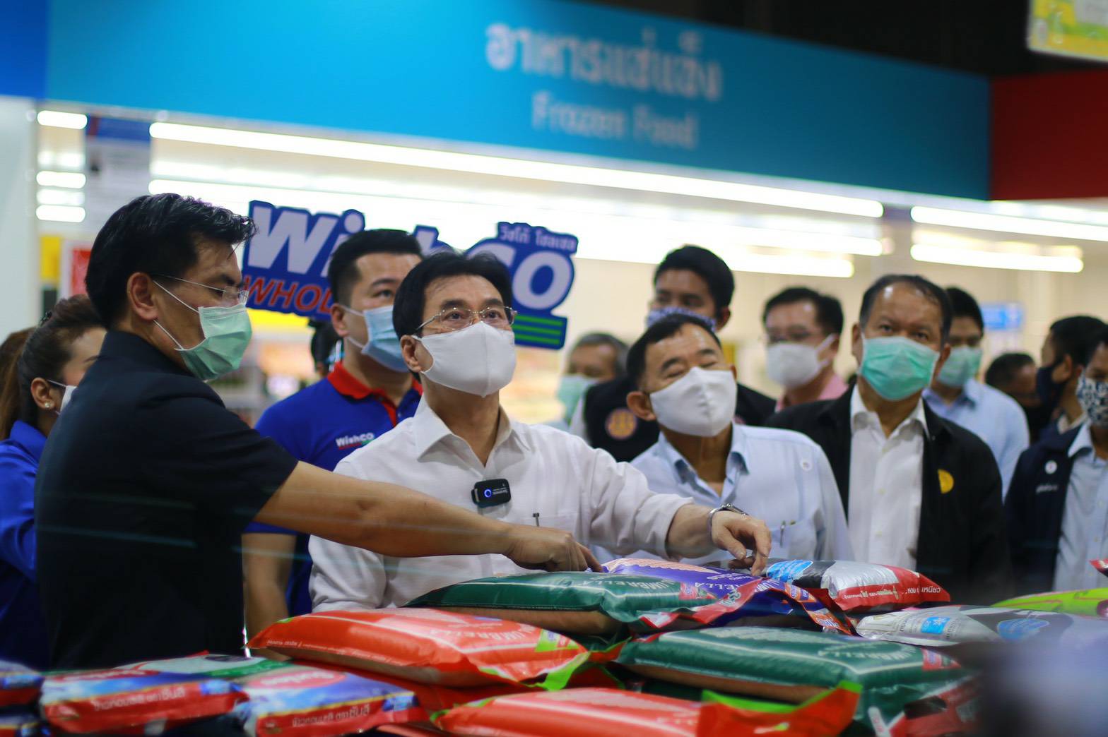รัฐมนตรีพาณิชย์ควงอธิบดีกรมการค้าภายใน บุกโคราช ติดตามพาณิชย์ลดราคาช่วยประชาชน-ประกันรายได้เกษตรกร