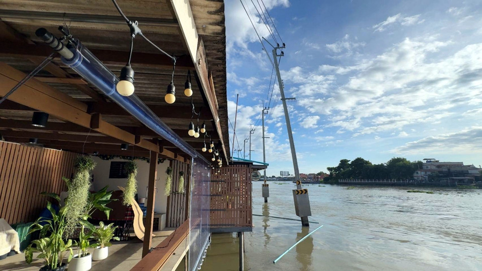 ระทึก! เรือโยงชนเสาไฟริมเจ้าพระยา เกาะเกร็ด เสาเอน 6 ต้น ไฟดับเกือบทั้งชุมชน