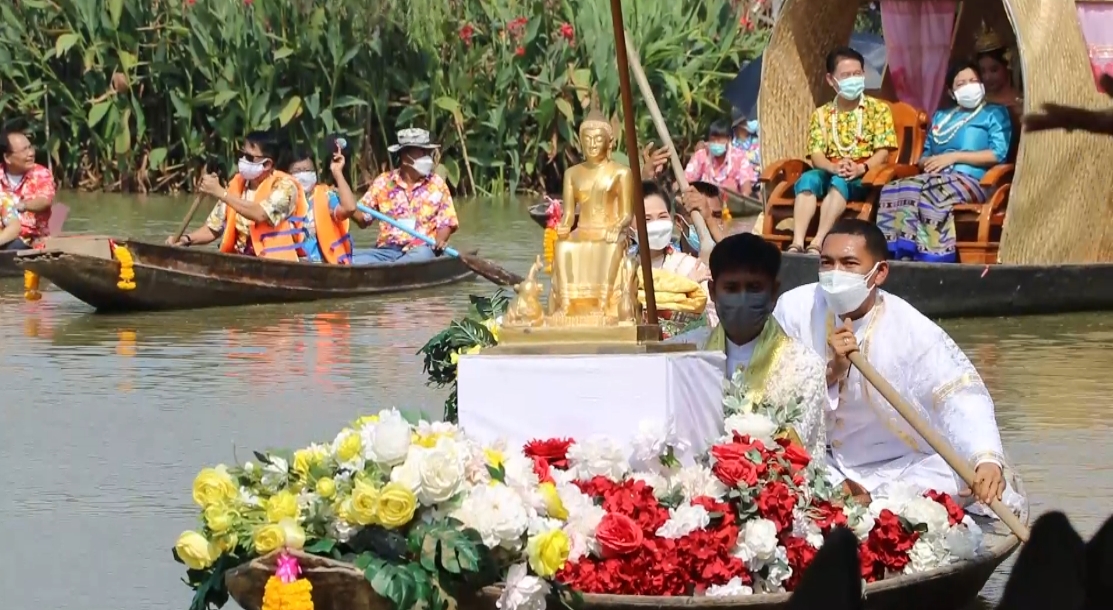 สุพรรณบุรีคึกคักมีขบวนแห่ห่มผ้าหลวงพ่อโตทองคำทางเรือ 