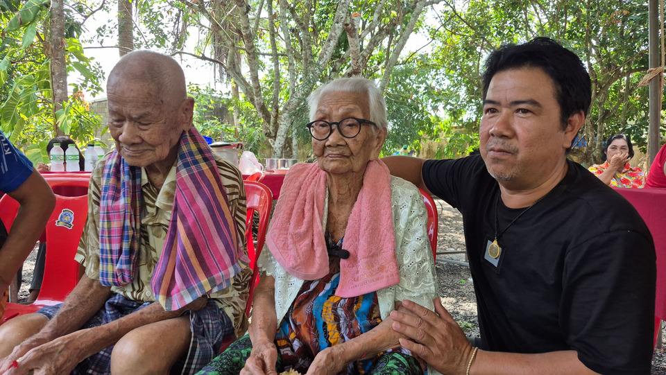 คู่รักศตวรรษสตูล! 50 ชีวิตรวมพลังรดน้ำขอพร สงกรานต์อบอุ่น-เผยเคล็ดลับอายุยืน ‘ไม่เครียด จิบกาแฟ ดูวัวชน’ 