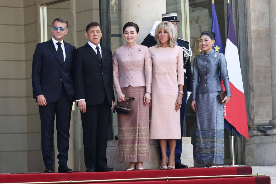 “ในหลวง-พระราชินี” เสด็จทำเนียบประธานาธิบดีฝรั่งเศส “มาครง” และภริยาเฝ้ารับเสด็จ สมพระเกียรติ